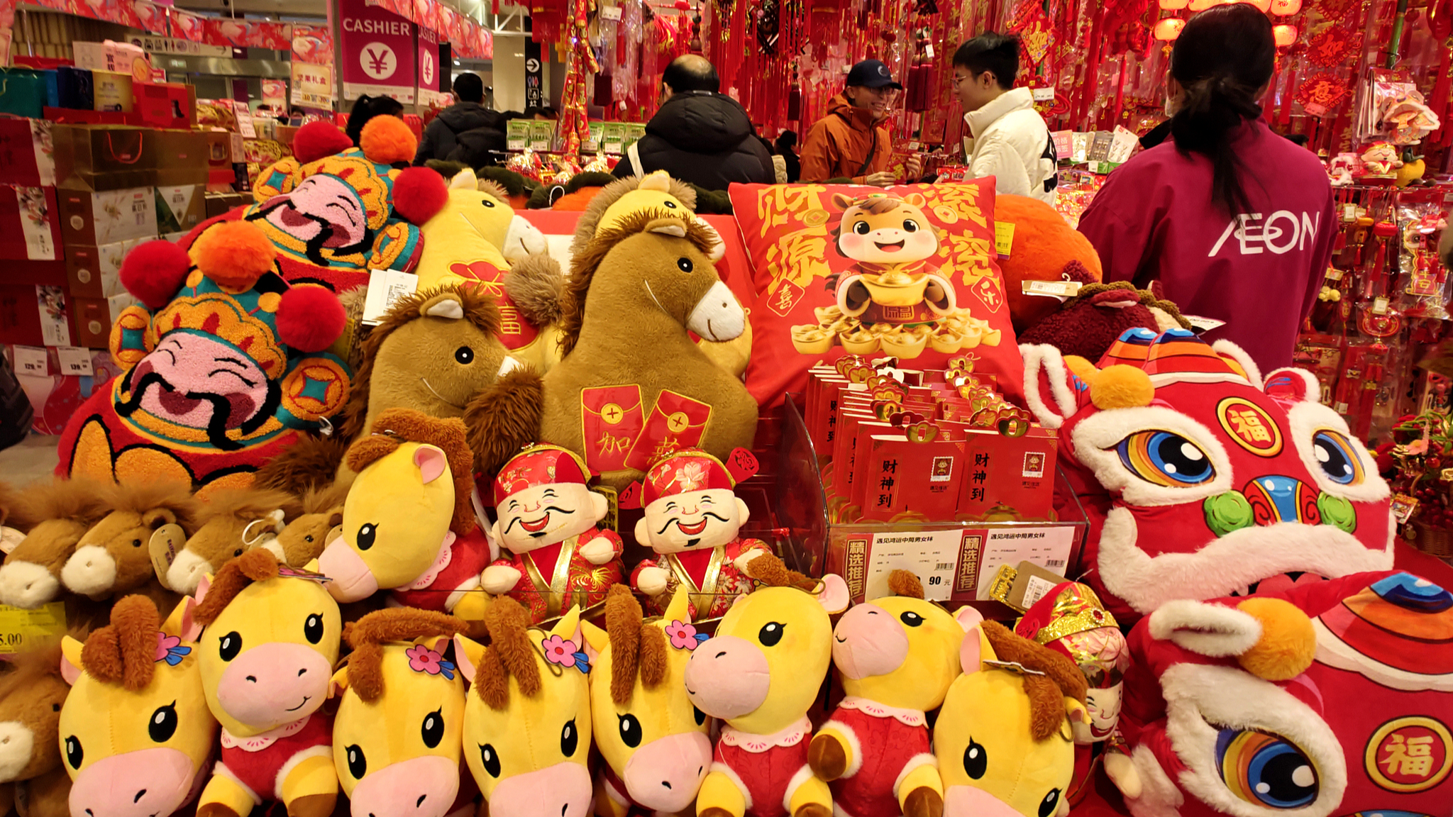 Le centre commercial AEON Mall de Jinqiao à Wuhan, capitale de la province du Hubei (centre de la Chine), est paré de décorations festives alors que la ruée vers les produits du Nouvel An chinois et les tenues de la Fête du Printemps atteint son apogée, le 16 février 2026. /CFP