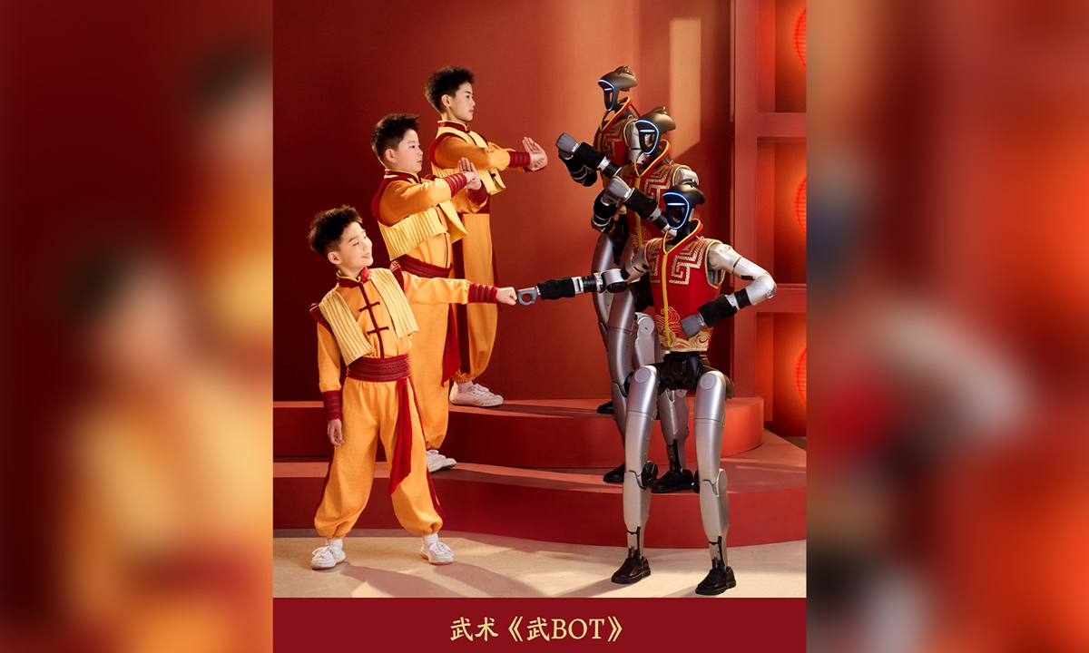 Parkour, Drunken Fist et nunchaku, les robots humanoïdes Unitree ont époustouflé le public au gala de la Fête du Printemps 2026 après la danse de Yangko lors de l'événement de l'année dernière