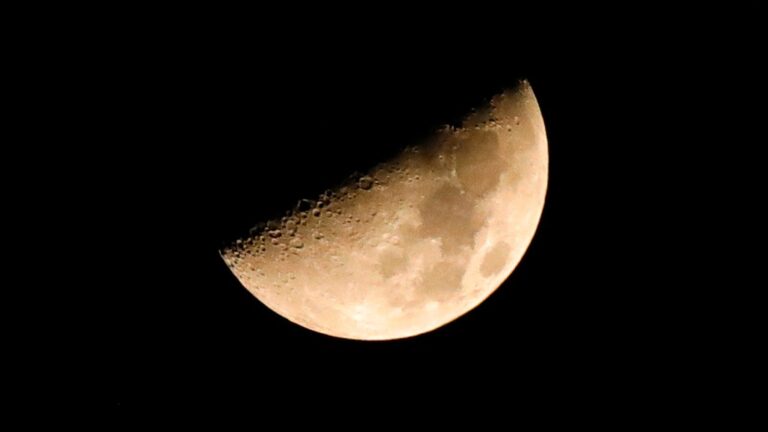 Pourquoi la lune de mardi était-elle si grande et si brillante ?