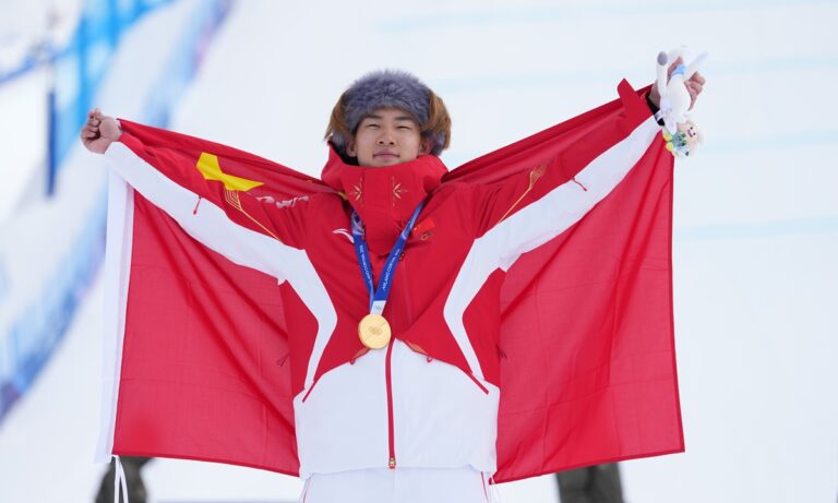 Su Yiming remporte le titre masculin en snowboard Slopestyle et la première médaille d'or de la Chine à Milan-Cortina