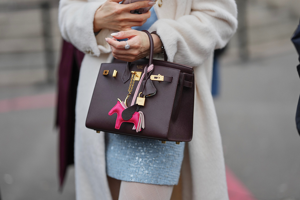 Un sac à main Hermès Birkin orné d'un cheval Hermès Rodeo rose et de pompons en cuir. /VCG