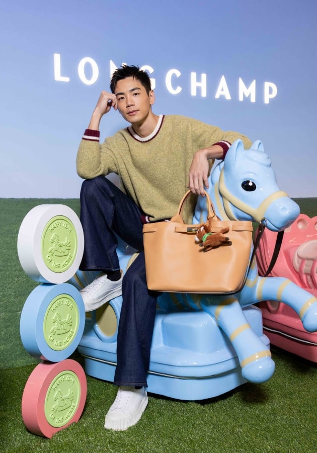 Les chevaux sont au cœur de la marque Longchamp, ce qui en fait une parfaite collaboration pendant l'Année du Cheval. /longchamp.com