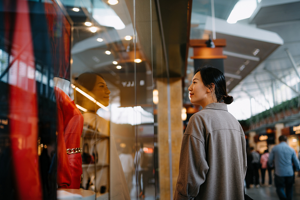 La génération Z constitue un groupe démographique croissant sur le marché du luxe chinois, attiré spécifiquement par une interprétation moderne de la culture chinoise dans la mode. /VCG