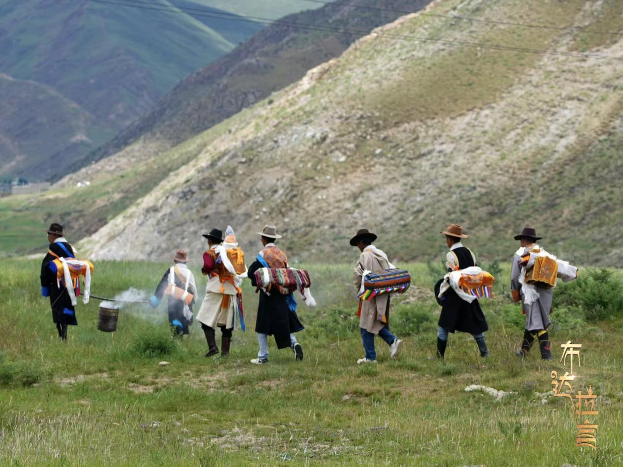 Les gens portent des costumes traditionnels lors de la fête des récoltes d'été dans le comté de Linzhou, au nord de Lhassa, dans la région autonome de Xizang (sud-ouest de la Chine). /CGTN