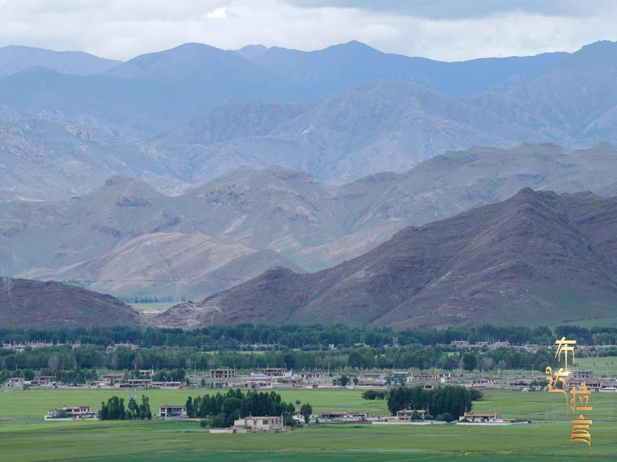 Une vue sur le paysage naturel du comté de Linzhou, au nord de Lhassa, dans la région autonome de Xizang (sud-ouest de la Chine). /CGTN