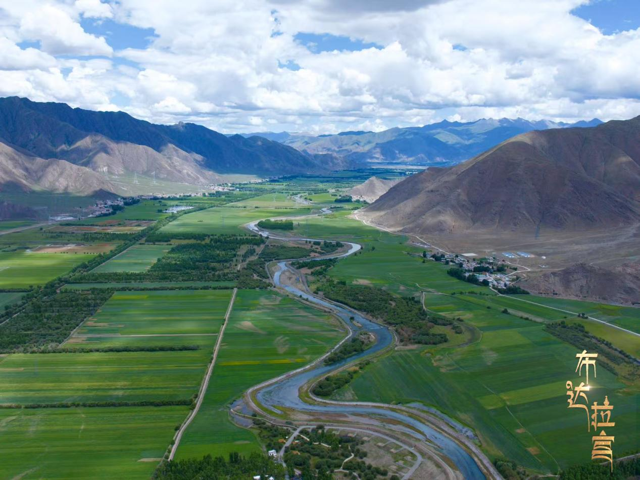 Une vue sur le paysage naturel du comté de Linzhou, au nord de Lhassa, dans la région autonome de Xizang (sud-ouest de la Chine). /CGTN