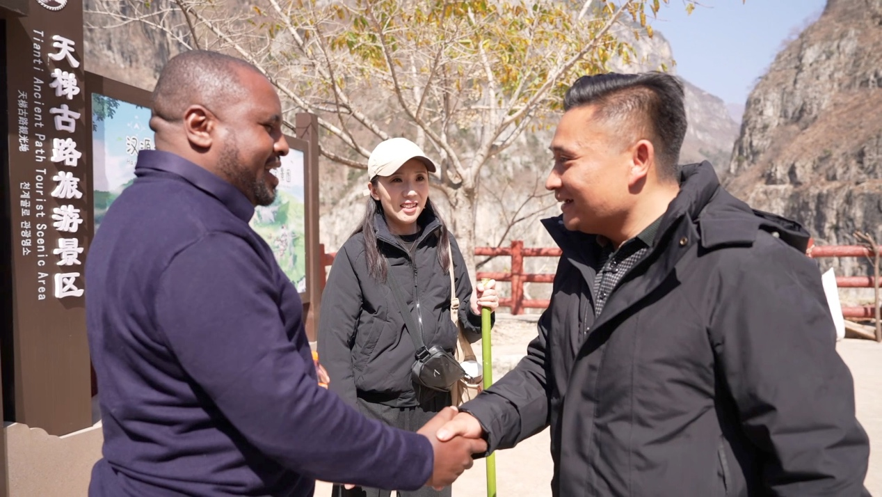 Zheng Wangchun (à droite), chef du village de Gulu et député à la 14e Assemblée populaire nationale. 