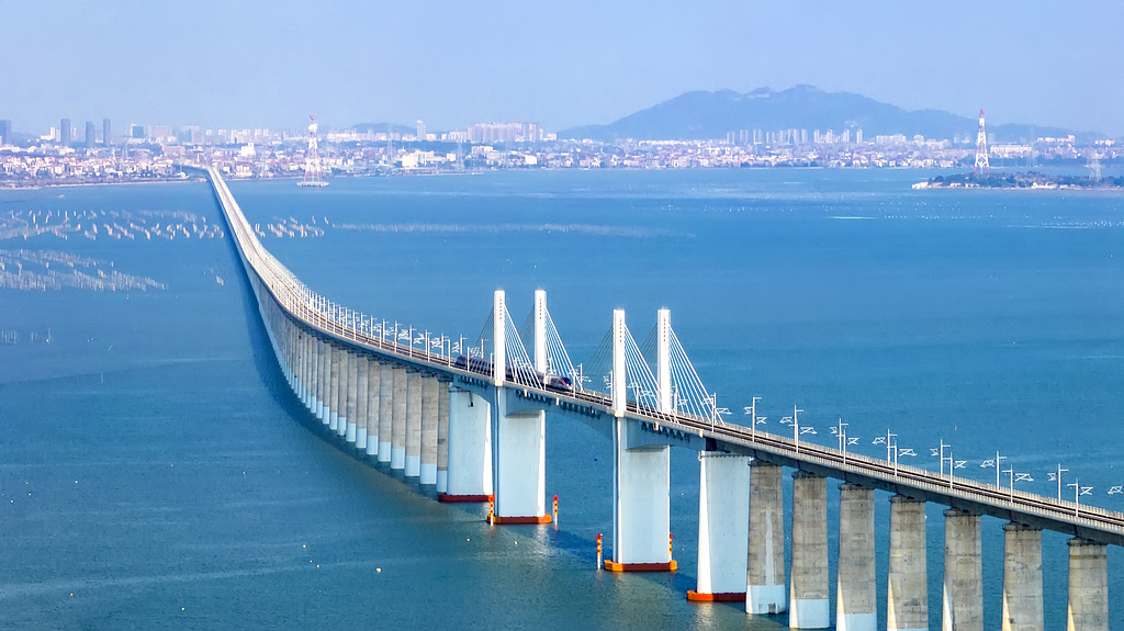 Une vue du pont maritime de la baie de Meizhou le long de la voie ferrée à grande vitesse Fuzhou-Xiamen-Zhangzhou, Quanzhou, province du Fujian (sud-est de la Chine), le 3 novembre 2023. /VCG