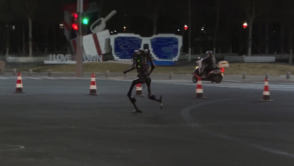 Un robot humanoïde dans le test pratique. /CMG