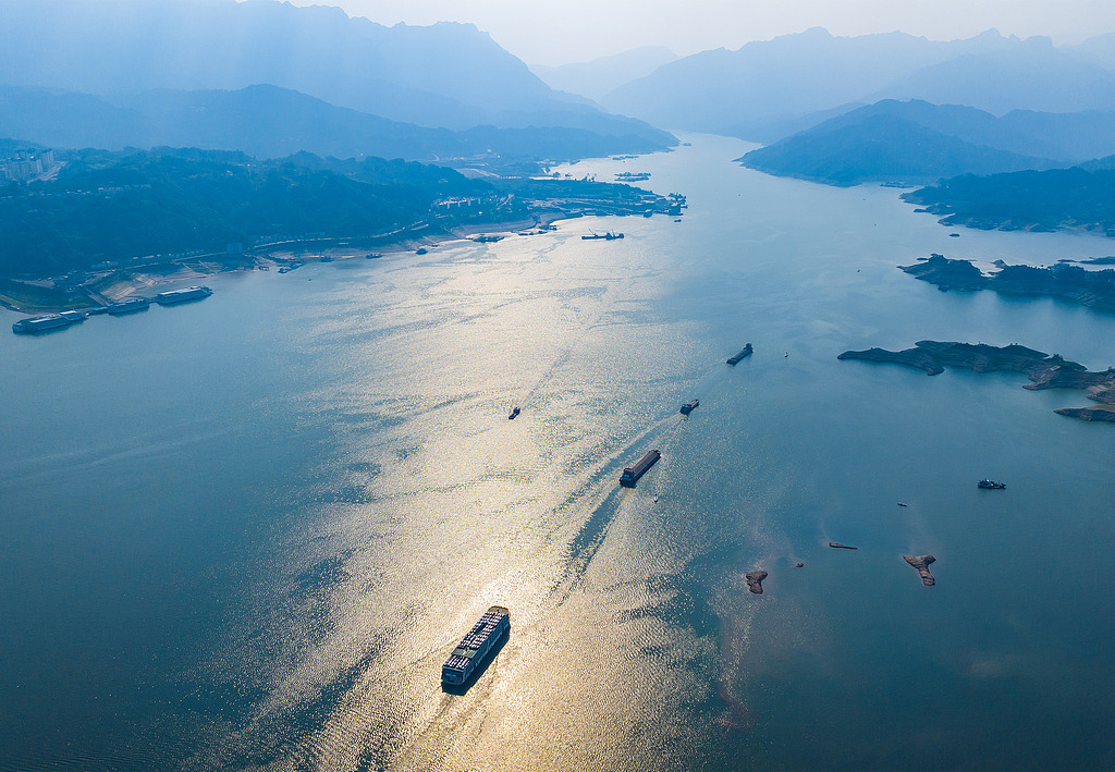 Des navires naviguent dans les eaux en amont du barrage des Trois Gorges, à Yichang, dans la province du Hubei (centre de la Chine), le 13 juin 2025. /VCG