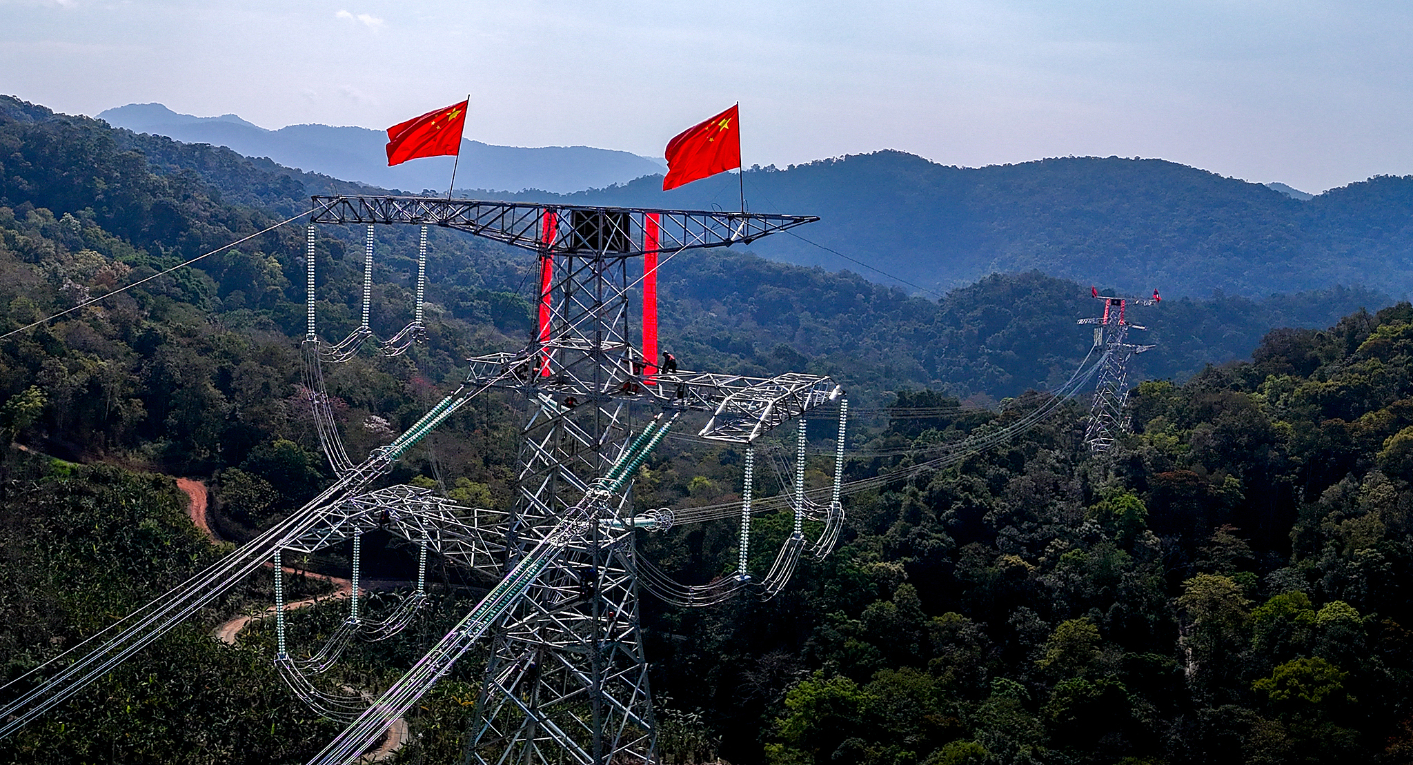 Une section du projet d'interconnexion électrique de 500 kV Chine-Laos dans la préfecture autonome Dai de Xishuangbanna, province du Yunnan, sud-ouest de la Chine, le 5 février 2026. /VCG