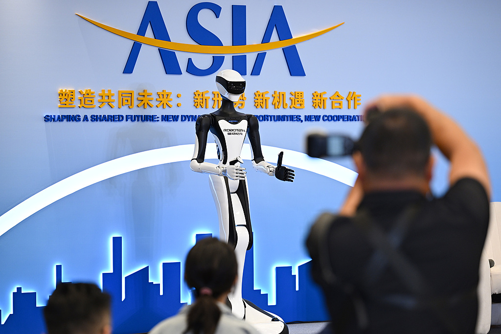 Un robot apparaît comme hôte assistant lors d'un sous-forum de la conférence annuelle 2026 du Boao Forum for Asia (BFA) à Qionghai, province de Hainan, sud de la Chine, le 25 mars 2026. /CFP