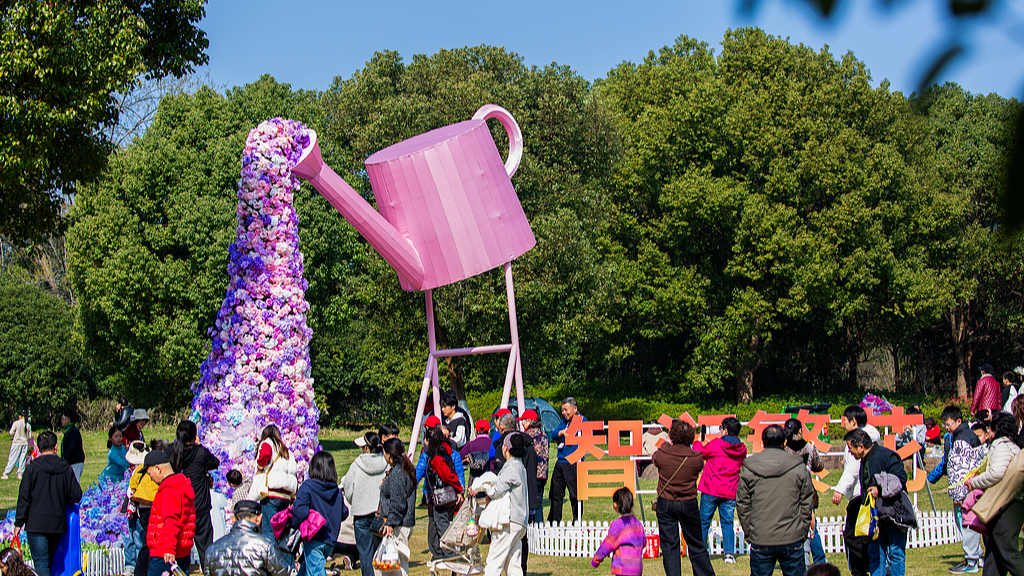Des citoyens visitent un parc de la ville de Wuhu, dans la province de l'Anhui (est de la Chine), le 14 mars 2026. /VCG
