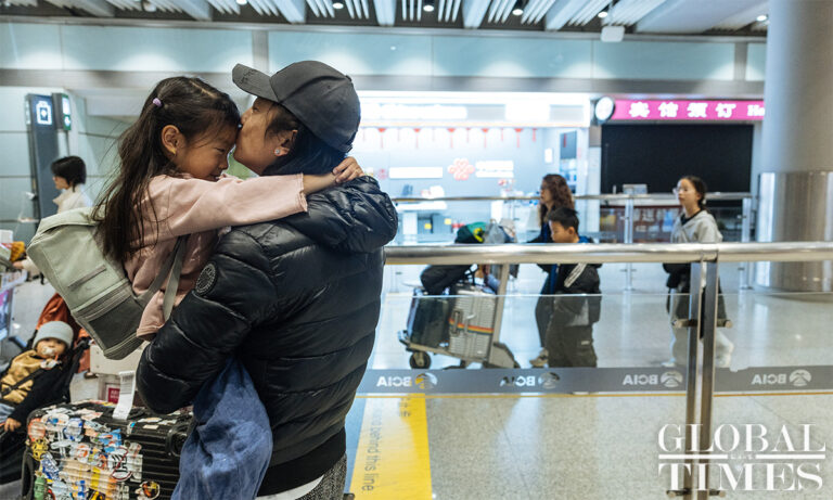 Bisous, larmes et fleurs : GT est témoin d'une réunion de famille à l'aéroport de Pékin alors que les ressortissants chinois reviennent du Moyen-Orient ravagé par la guerre