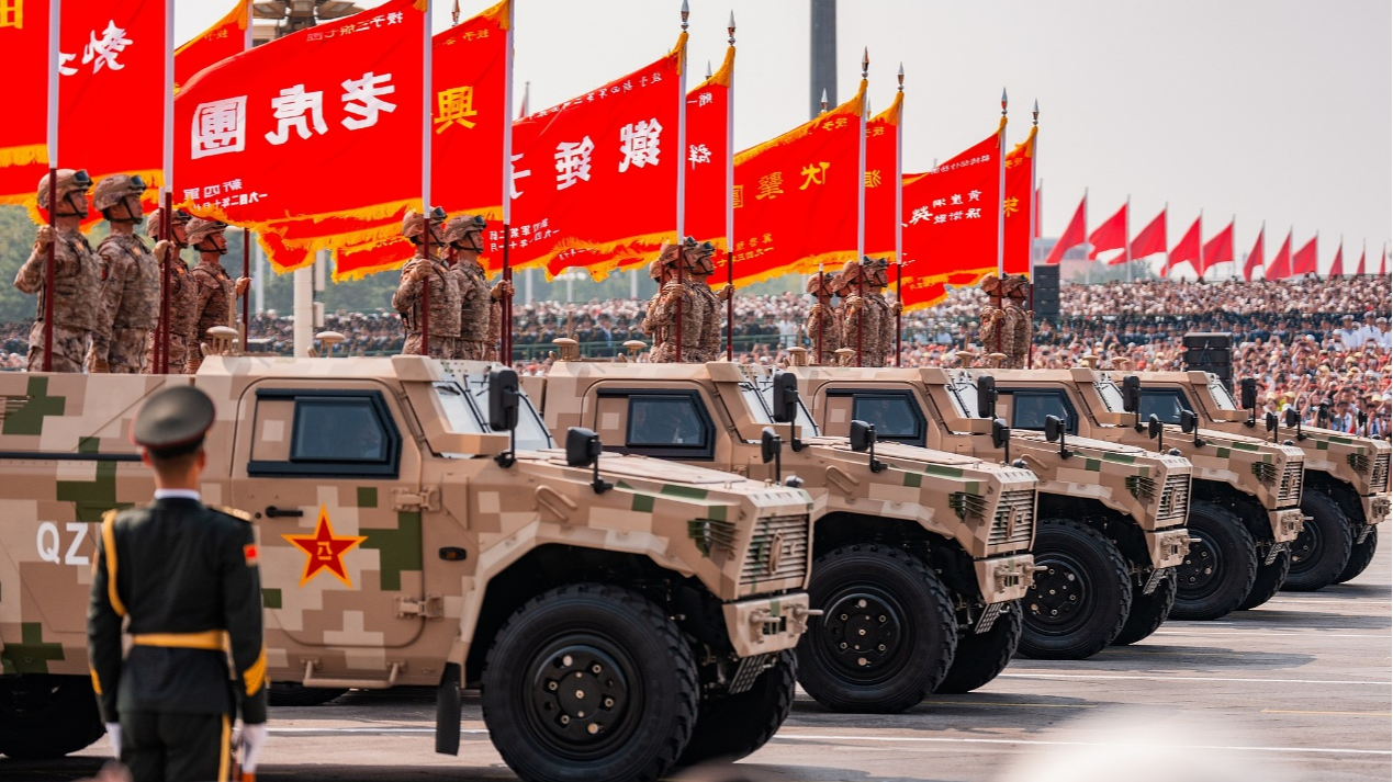 La formation du drapeau de bataille est revue lors du grand rassemblement pour commémorer le 80e anniversaire de la victoire dans la guerre de résistance du peuple chinois contre l'agression japonaise et la guerre antifasciste mondiale, sur la place Tiananmen à Pékin, en Chine, le 3 septembre 2025. /CFP