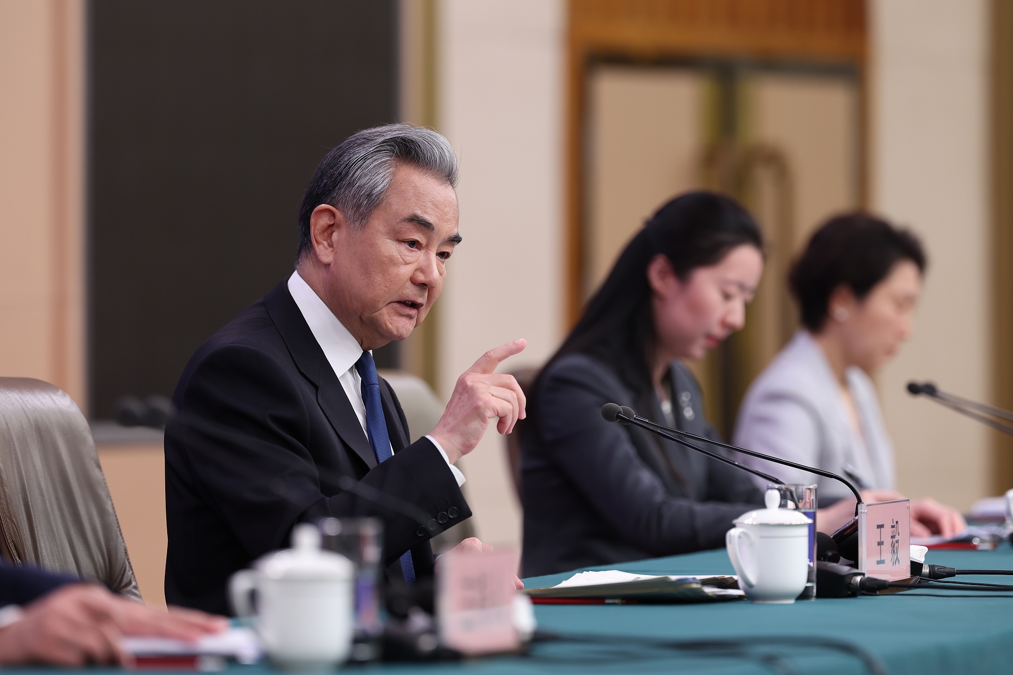 Le ministre chinois des Affaires étrangères Wang Yi, également membre du Bureau politique du Comité central du Parti communiste chinois, assiste à une conférence de presse sur la politique étrangère et les relations extérieures de la Chine en marge de la quatrième session de la 14e Assemblée populaire nationale (APN) à Pékin, capitale chinoise, le 8 mars 2026. /CFP