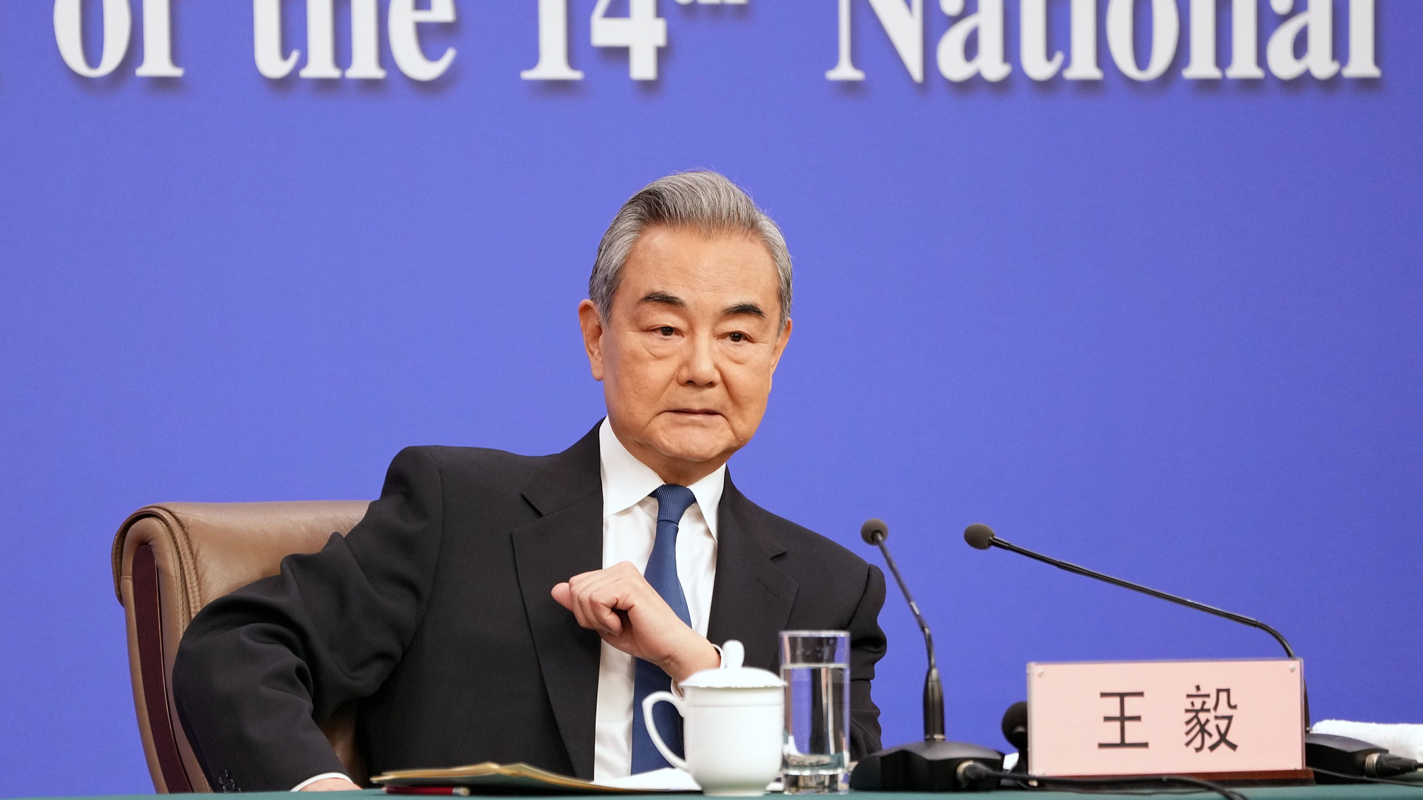 Le ministre chinois des Affaires étrangères Wang Yi, également membre du Bureau politique du Comité central du Parti communiste chinois, assiste à une conférence de presse sur la politique étrangère et les relations extérieures de la Chine en marge de la quatrième session de la 14e Assemblée populaire nationale (APN) à Pékin, capitale chinoise, le 8 mars 2026. /CFP