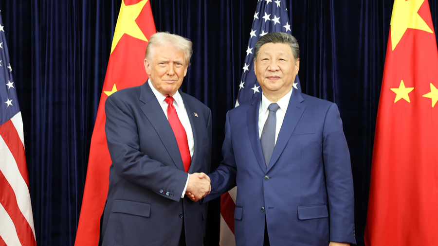 Le président chinois Xi Jinping (à droite) rencontre le président américain Donald Trump à Busan, en République de Corée, le 30 octobre 2025. /Xinhua