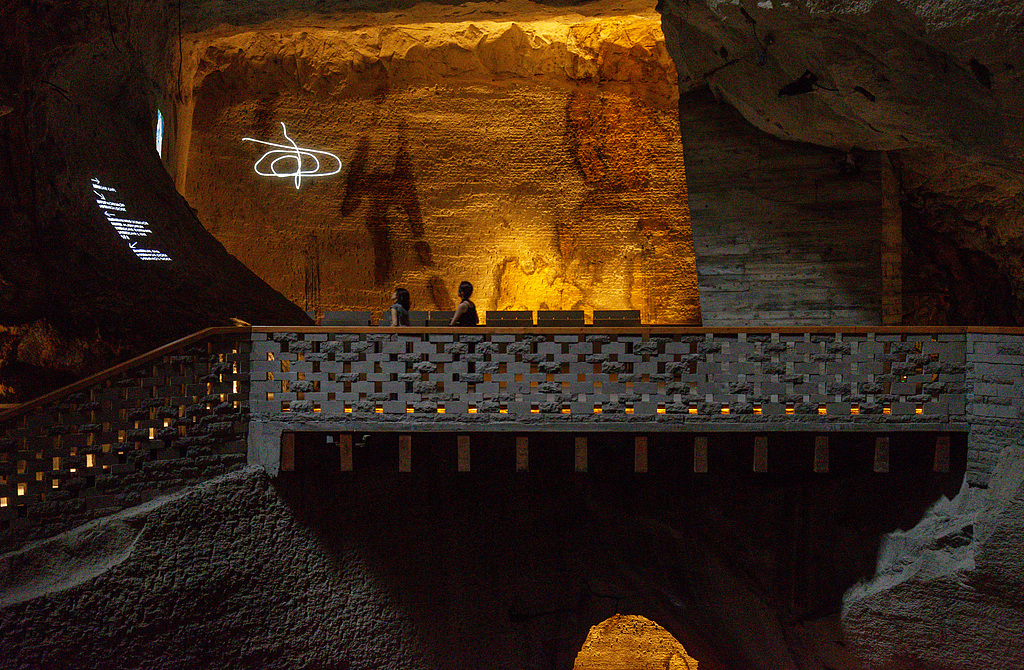 Des touristes visitent les grottes de Huangyan, dans la ville de Taizhou, dans la province du Zhejiang (est de la Chine), le 20 septembre 2025. /VCG