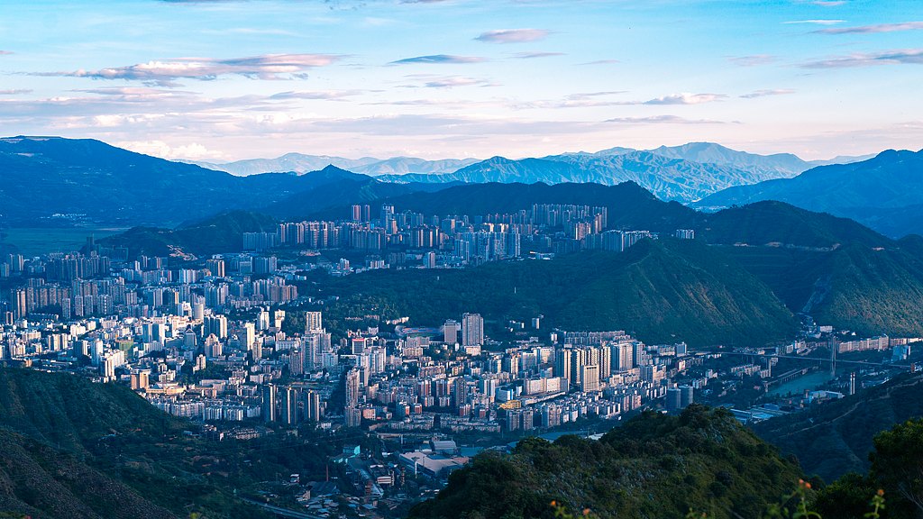 Une vue aérienne de la ville de Panzhihua, dans la province chinoise du Sichuan (sud-ouest). /VCG
