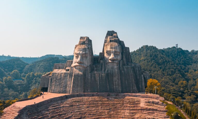 De jeunes Chinois visitent les tombes de personnages historiques et trouvent une résonance émotionnelle