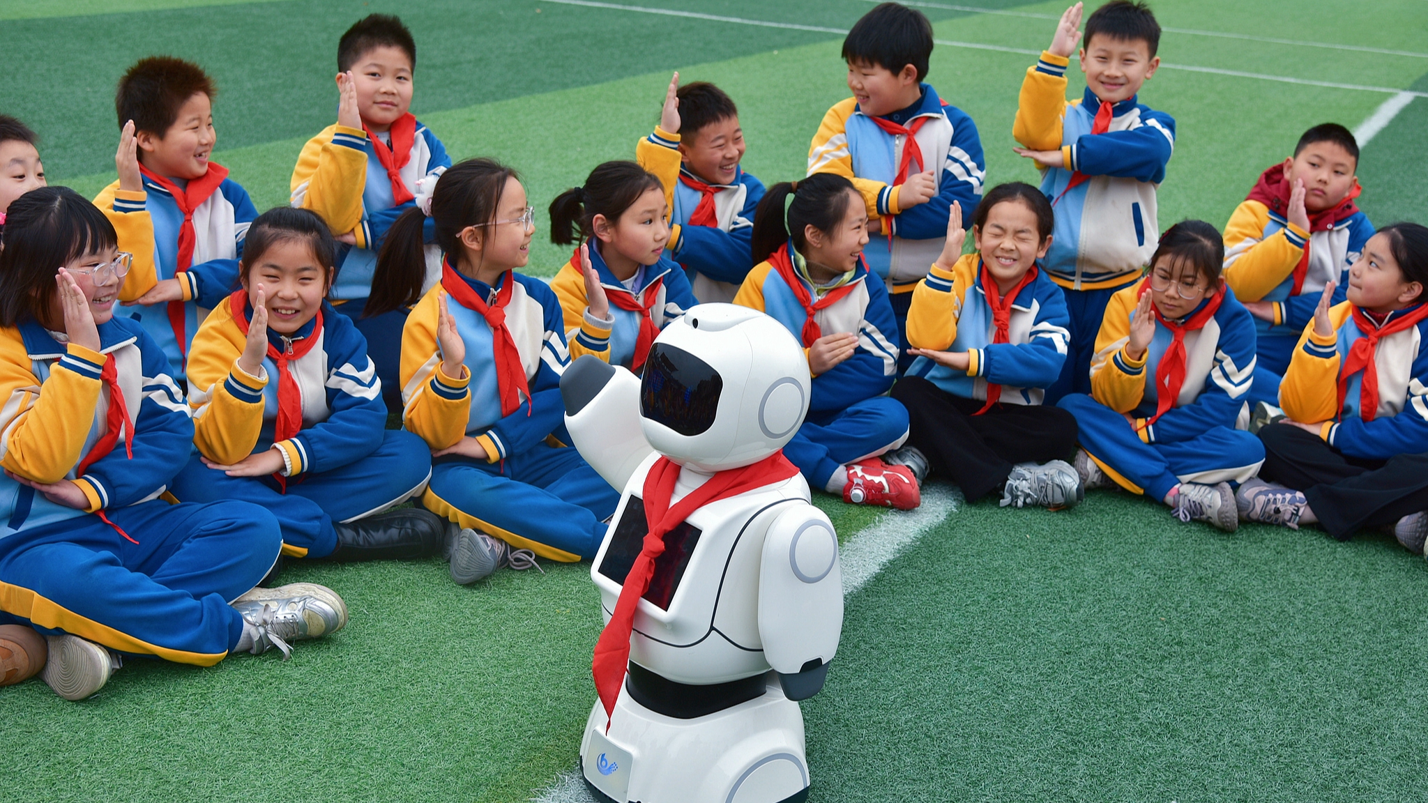 Des étudiants jouent à des jeux avec un robot intelligent à Nantong, province du Jiangsu, Chine orientale, le 10 mars 2025. /CFP