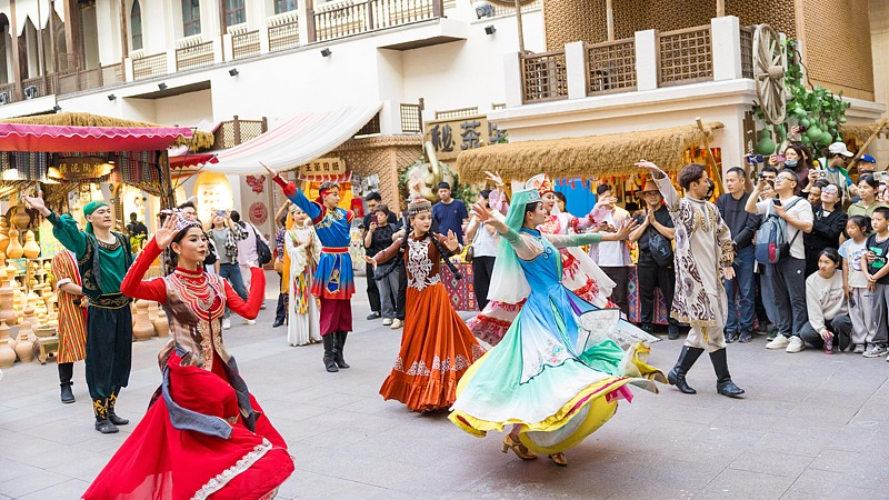Photo d'archives d'artistes au Grand Bazar international du Xinjiang à Urumqi, dans la région autonome ouïgoure du Xinjiang (nord-ouest de la Chine), le 6 septembre 2025. /VCG