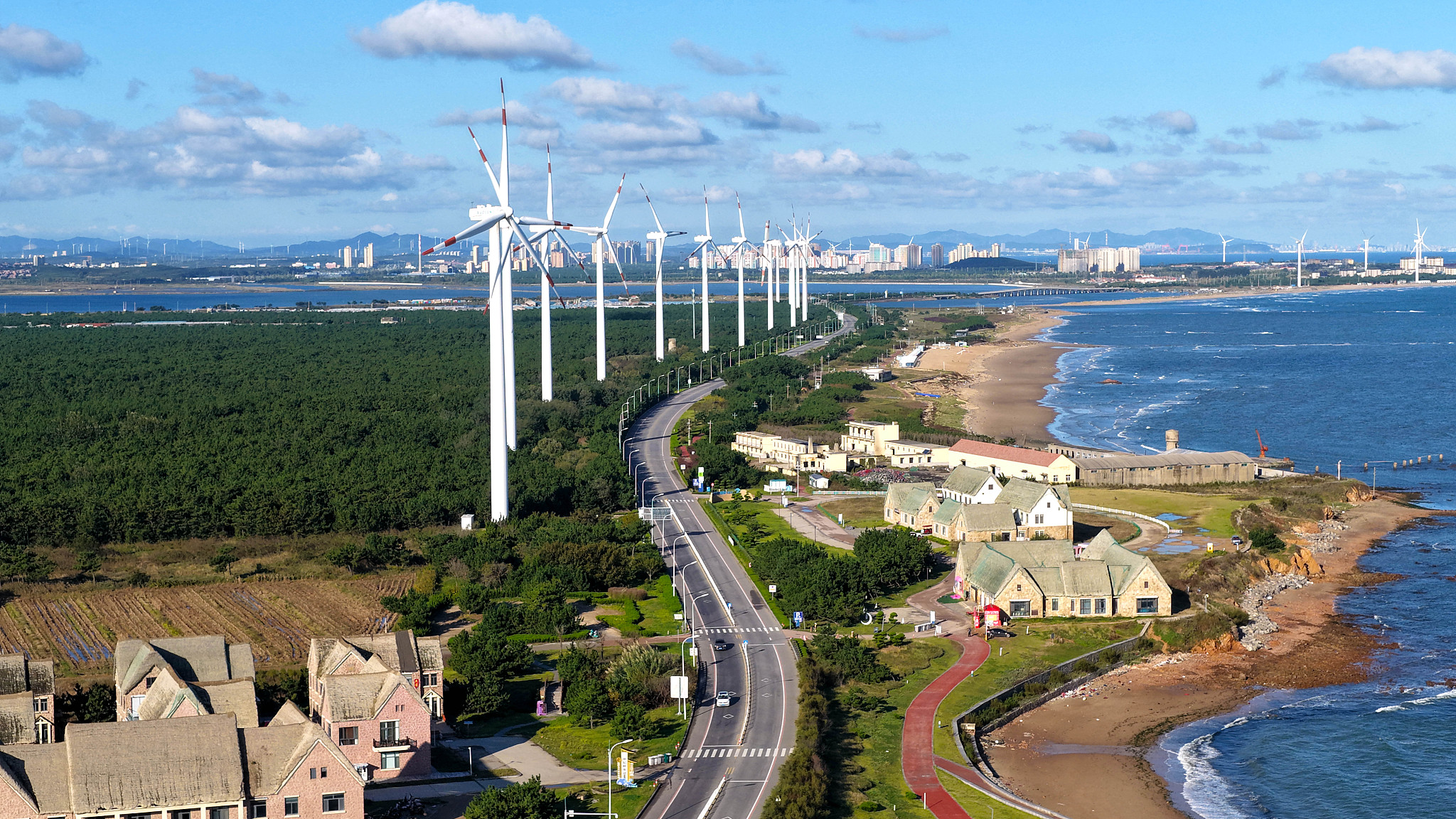 Une vue des éoliennes sur le périphérique nord de la ville de Rongcheng, province du Shandong, Chine orientale, 14 octobre 2025 /VCG