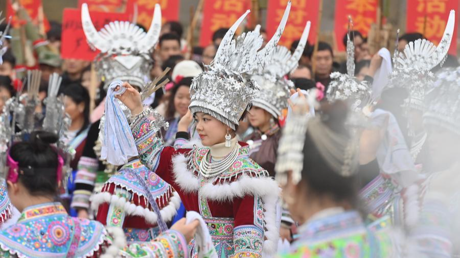 Les femmes Miao organisent un spectacle folklorique pendant la