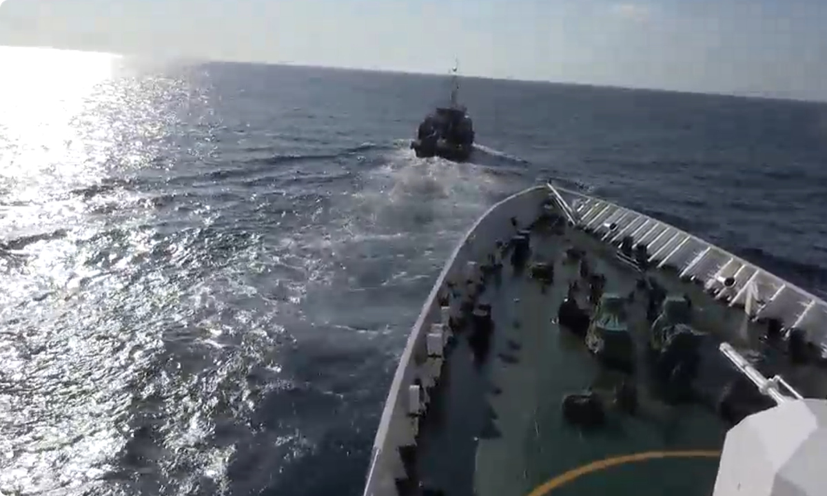 Photo: A screenshot of the exclusive footage obtained by the Global Times on March 1, 2026 shows that a Philippine ship alters course to the right, cutting across the front of the Chinese vessel at close range