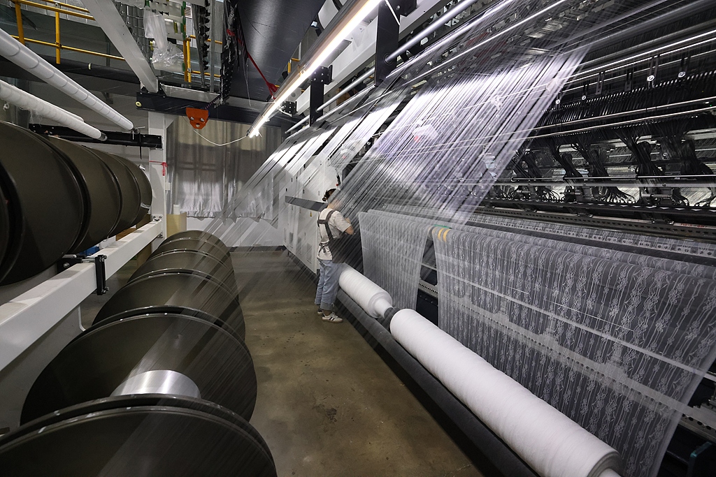 Des ouvriers fabriquent des produits en dentelle sur la chaîne de production, à Fuzhou, dans la province du Fujian (sud-est de la Chine), le 20 septembre 2024. /VCG