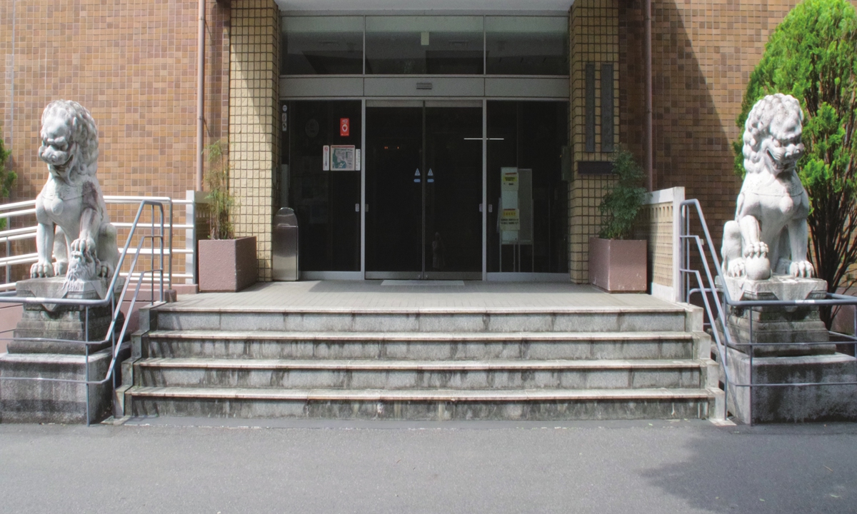 A male stone lion statue (left), believed to have been looted from China, stands at the entrance of the Institute for Advanced Studies on Asia at the University of Tokyo, with its right front paw treading on an embroidered ball. A female stone lion statue (right), believed to have been looted from China, also stands at the entrance, with its left front paw caressing a lion cub. Photo: Courtesy of China Cultural Relics Return Movement Association