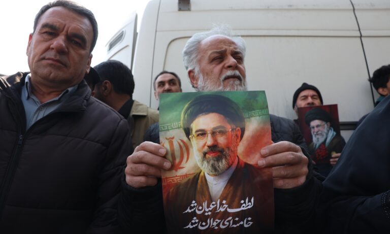 Le fils de Khamenei est nommé nouveau chef suprême de l'Iran dans un contexte de tensions et de hausse des prix du pétrole