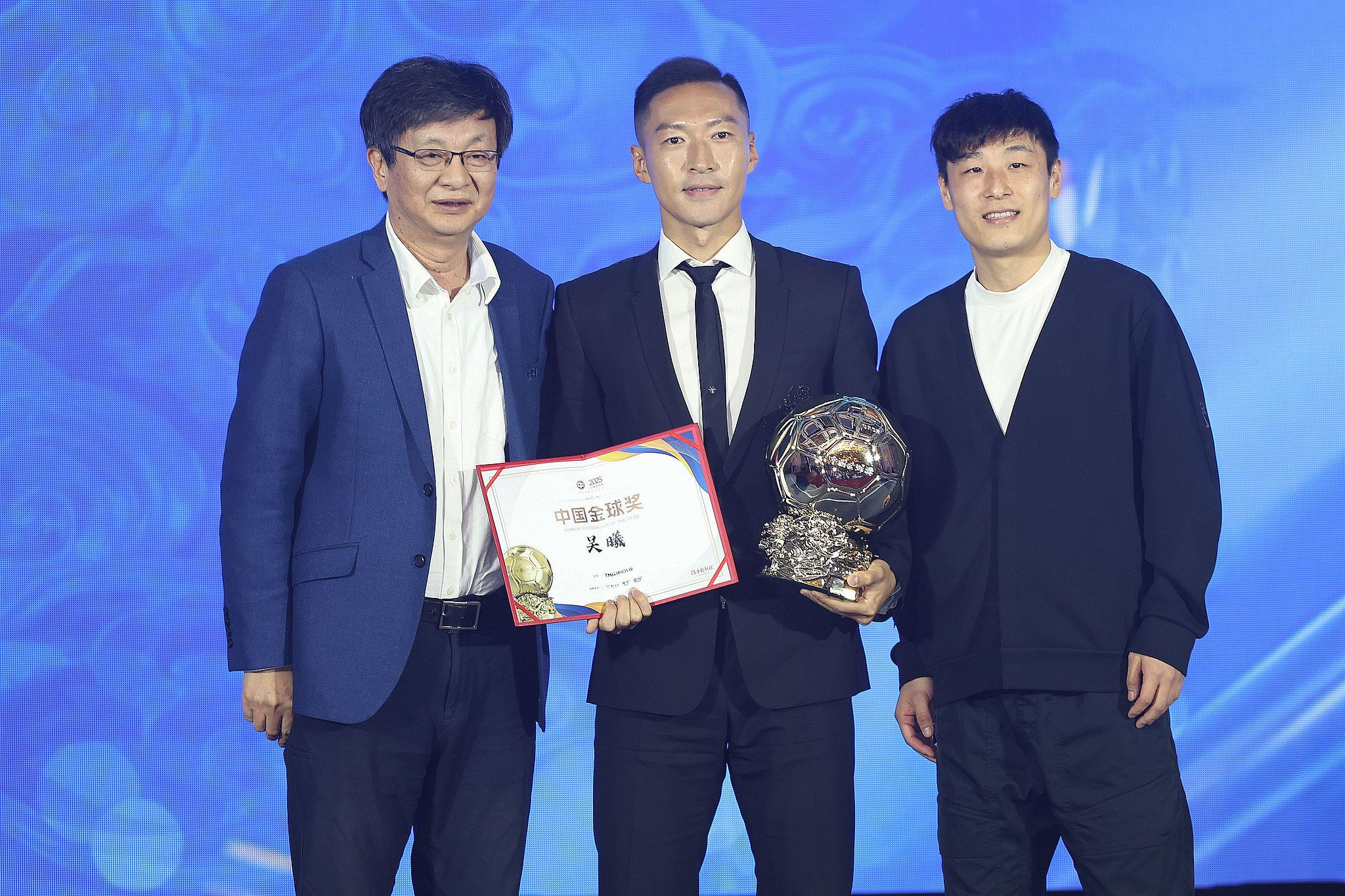 Wu Xi (au centre) de Shanghai Shenhua est nommé footballeur chinois de l'année lors d'une cérémonie à Nanjing, dans la province du Jiangsu (est de la Chine), le 2 mars 2026. /VCG