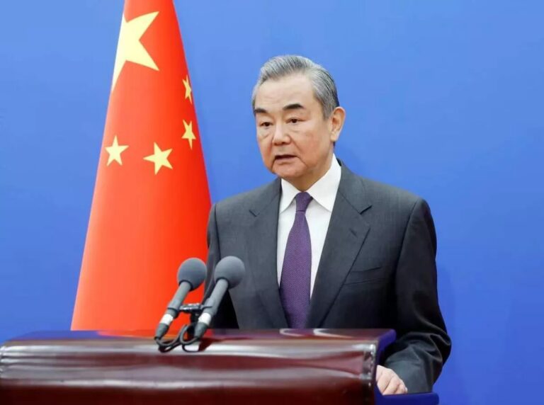 Le ministre des Affaires étrangères chinois Wang Yi s'entretient par téléphone avec ses homologues iranien, français et omanais alors que l'opération militaire américano-israélienne entre dans sa troisième journée