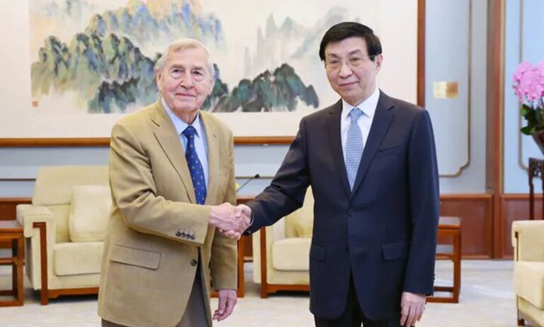 Le plus haut conseiller politique chinois rencontre le professeur Graham Allison de Harvard