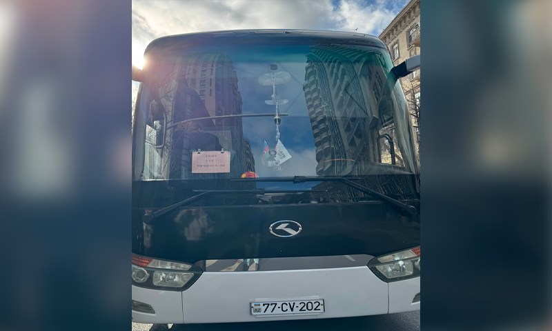 Le premier groupe de ressortissants chinois en Iran arrive au poste-frontière d'Astara en Azerbaïdjan pour être évacué