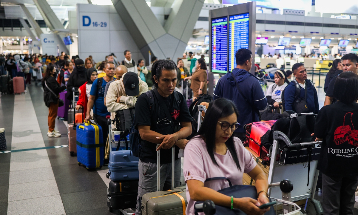 International passengers queue up for check in inside the Ninoy Aquino International Airport, after Philippines President Ferdinand Marcos Jr. declared a state of national energy emergency, in Metro Manila, Philippines, on March 25, 2026. Photo: VCG