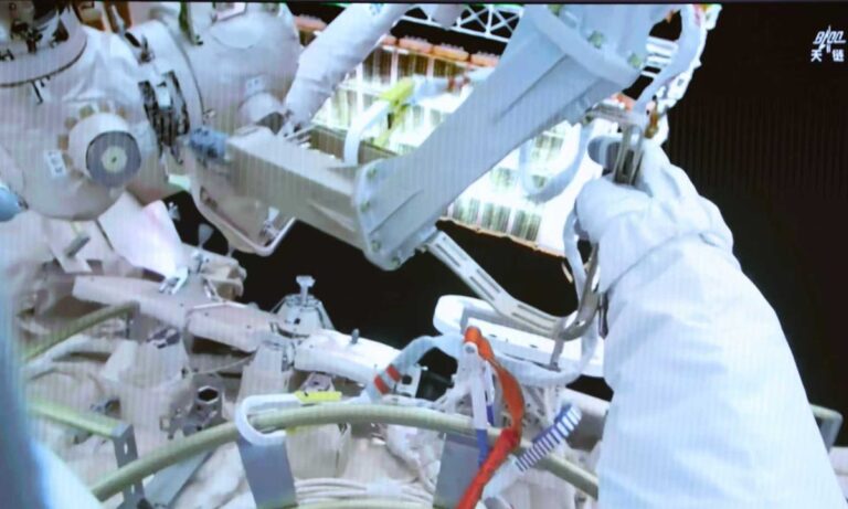 Les taïkonautes de Shenzhou-21 effectuent une deuxième mission extravéhiculaire pour installer une protection contre les débris spatiaux