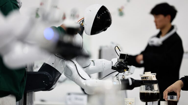 Li Qiang : La Chine poursuit son développement numérique axé sur l'innovation en 2025