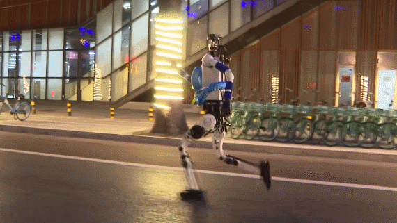 Un robot humanoïde participe aux tests pratiques du semi-marathon des robots humanoïdes de Yizhuang 2026, dont le coup d'envoi est prévu le 19 avril à Pékin. /CMG