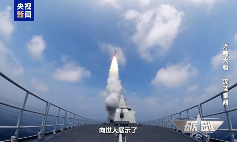 Premiers lancements de missiles sol-air à tir réel par le grand destroyer Type 055 de la PLA Navy capturés dans de rares images des médias officiels