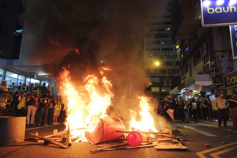 Des radicaux violents ont allumé le feu après avoir bloqué une route à Causeway Bay, à Hong Kong (sud de la Chine), le 4 août 2019. /Xinhua