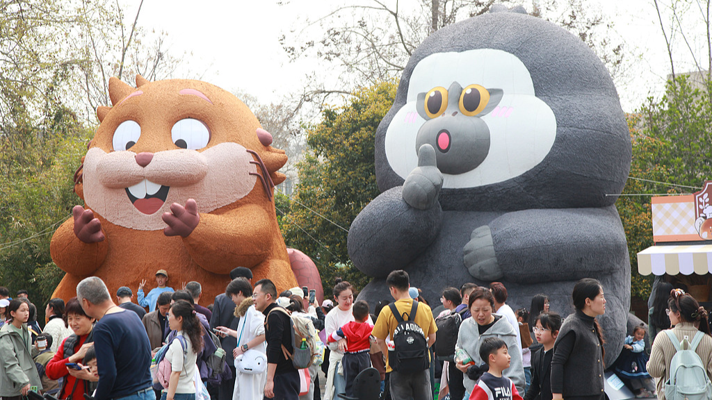 Des enfants et leur famille profitent des vacances de printemps au zoo forestier de Hongshan à Nanjing, province du Jiangsu, Chine, le 1er avril 2026. /VCG