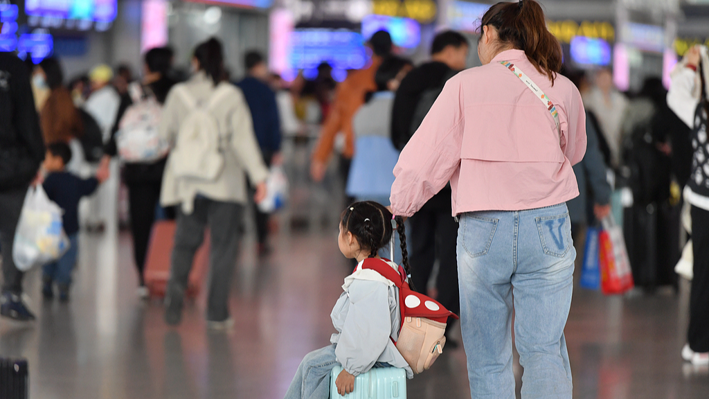 Une vue de la gare de Chengdu Est le premier jour des vacances de printemps à Chengdu, dans la province chinoise du Sichuan (sud-ouest), le 1er avril 2026. /VCG