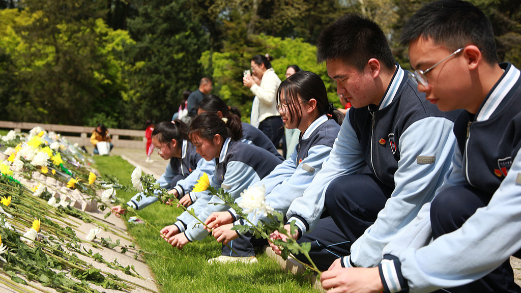 Des adolescents déposent des fleurs pour rendre hommage aux héros tombés au combat au cimetière des martyrs de Yuhuatai à Nanjing, dans la province du Jiangsu (est de la Chine), le 5 avril 2026. /VCG
