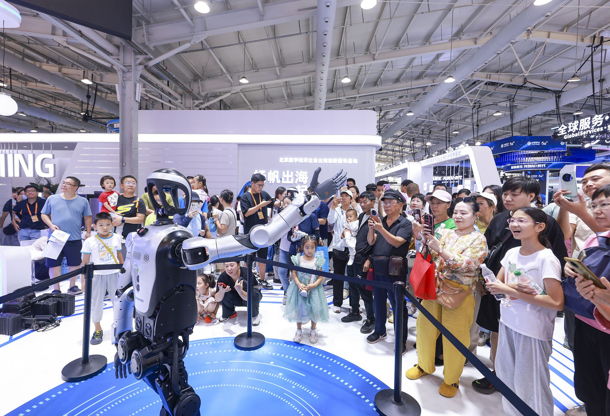 Les gens regardent les performances des robots à la Foire internationale du commerce des services de Chine 2025 à Pékin, en Chine, le 14 septembre 2025. /VCG