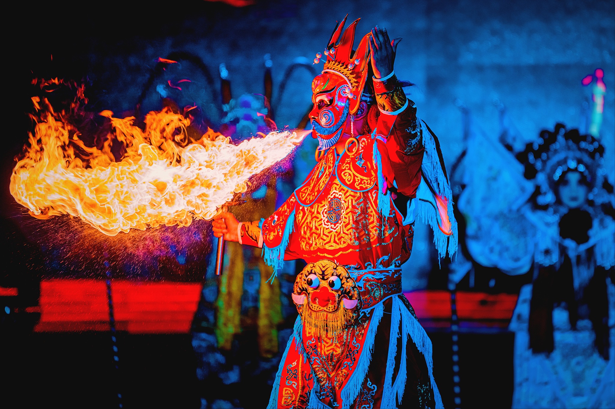 Les flammes éclatent tandis qu'un artiste de l'Opéra du Sichuan crache du feu, redonnant ainsi vie à une tradition scénique vieille de plusieurs siècles. /VCG
