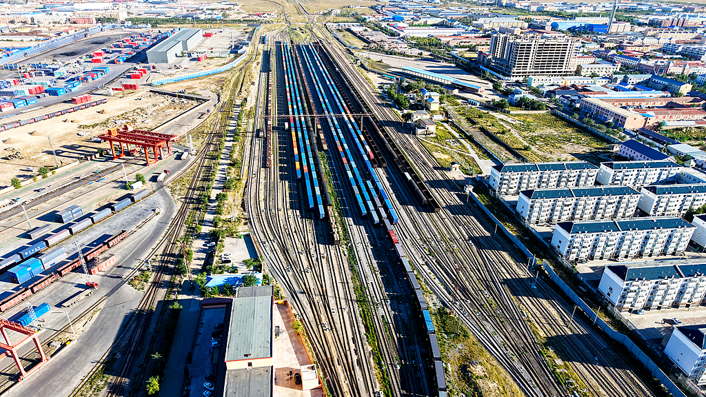 Une vue des trains de marchandises Chine-Europe au port ferroviaire d'Erenhot, dans la région autonome de Mongolie intérieure, dans le nord de la Chine, le 8 septembre 2025. /VCG