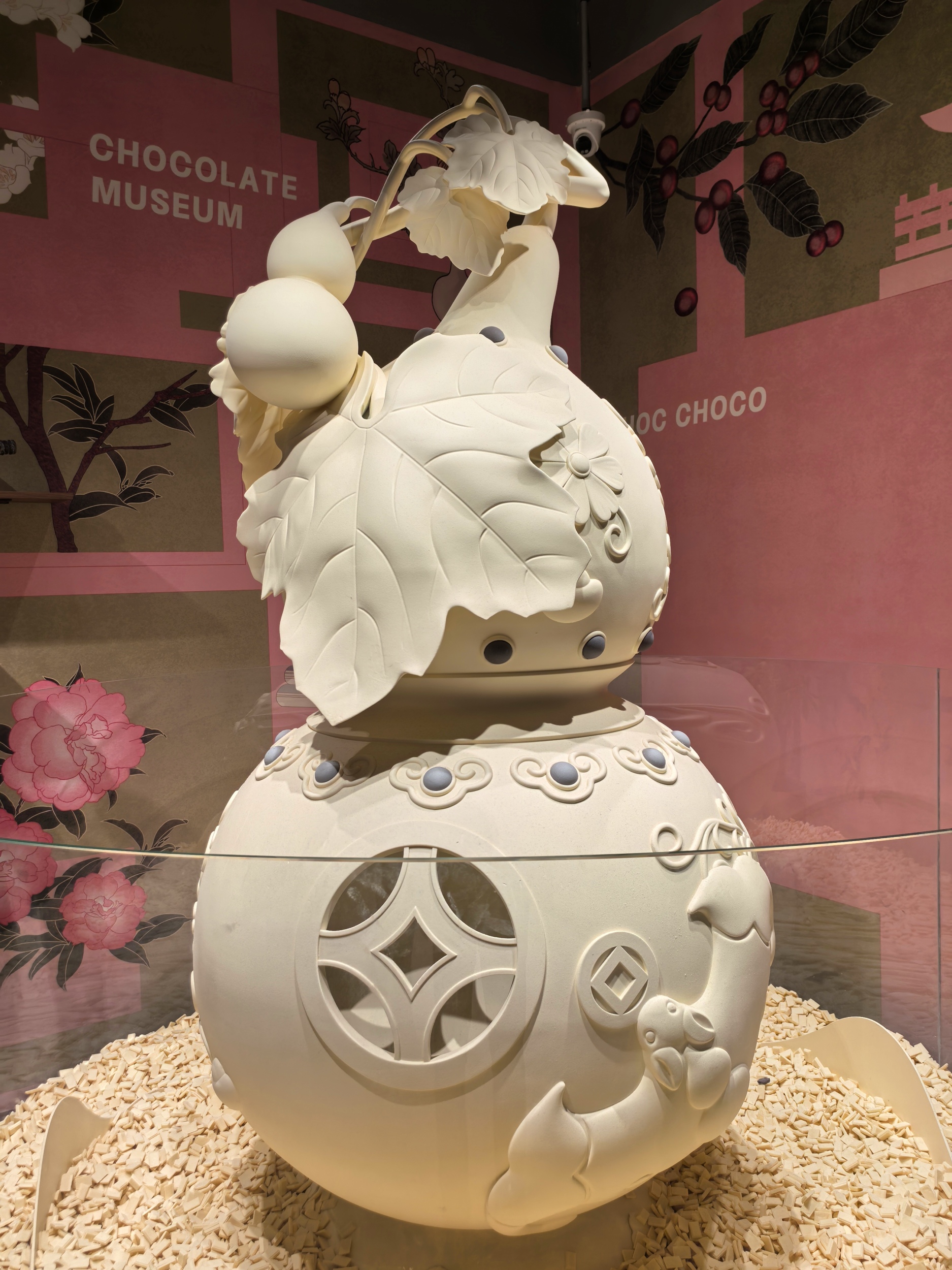   Une gourde en chocolat géante est vue dans un musée du chocolat à Pékin le 6 avril 2026. /CGTN